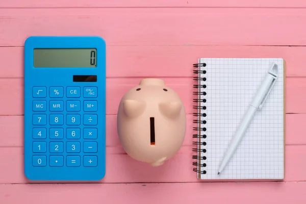 Piggy Bank Calcuator Notebook Sobre Fundo Madeira Rosa Vista Superior — Fotografia de Stock