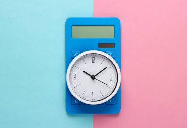 Mavi pembe arka planda beyaz saat ve hesap makinesi. Minimalist stüdyo çekimi. Üst görünüm