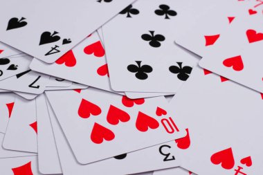 Çoğu iskambil kâğıdı kapanır. Oyun bağımlılığı