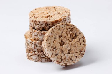 Beyaz arkaplanda tam tahıllı gevrek yığını 