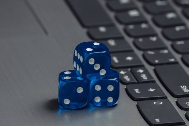 Laptop klavyesinde mavi zar yığını