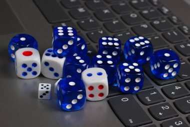 Dizüstü bilgisayarın klavyesinde çok farklı zar var.