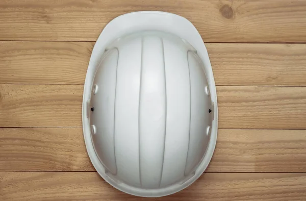 Белый Защитный Шлем Деревянном Фоне Инженерное Дело Концепция Строительства Вид — стоковое фото