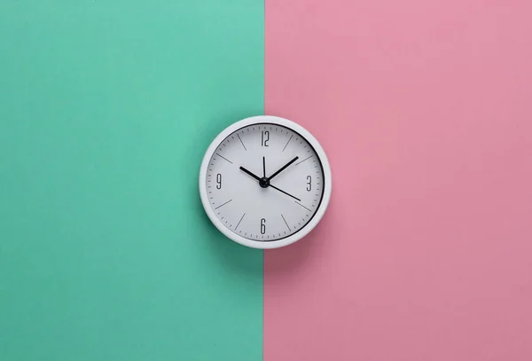 Relógio Branco Sobre Fundo Pastel Azul Rosa Tiro Estúdio Minimalista — Fotografia de Stock