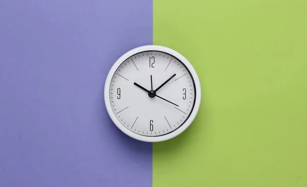 Relógio Branco Sobre Fundo Roxo Verde Tiro Estúdio Minimalista Vista — Fotografia de Stock