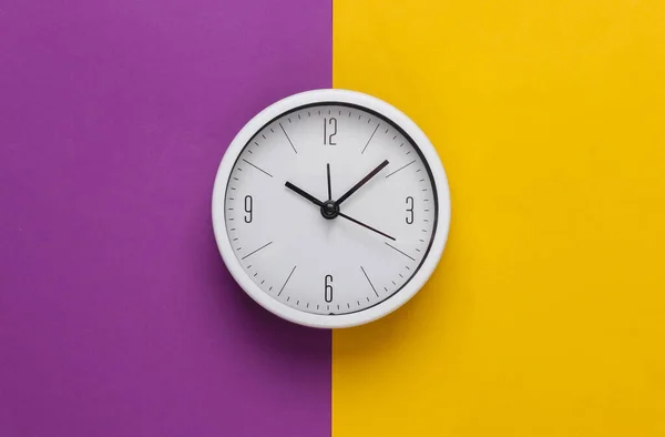 Horloge Blanche Sur Fond Jaune Pourpre Studio Minimaliste Tourné Vue — Photo