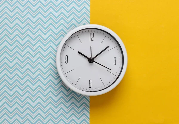 Reloj Blanco Sobre Fondo Azul Amarillo Rodaje Minimalista Vista Superior —  Fotos de Stock