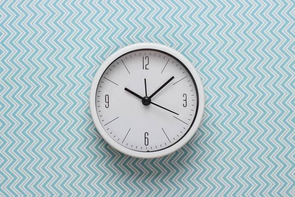 Reloj Blanco Sobre Fondo Pastel Azul Rodaje Minimalista Vista Superior — Foto de Stock