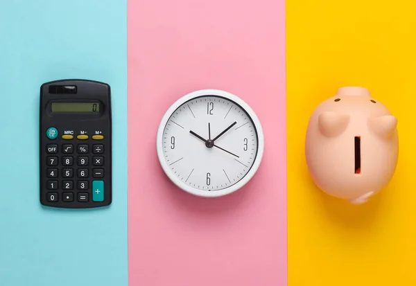 Czas Zainwestować Biały Zegar Skarbonka Kalkulator Kolorowym Tle Minimalistyczne Ujęcie — Zdjęcie stockowe