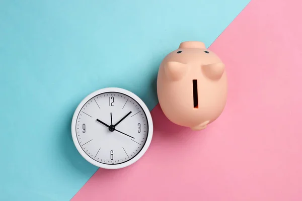 Hora Invertir Reloj Blanco Alcancía Sobre Fondo Rosa Pastel Azul — Foto de Stock