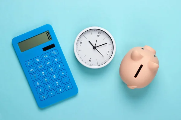 Está Hora Investir Relógio Branco Banco Porquinho Calculadora Fundo Azul — Fotografia de Stock