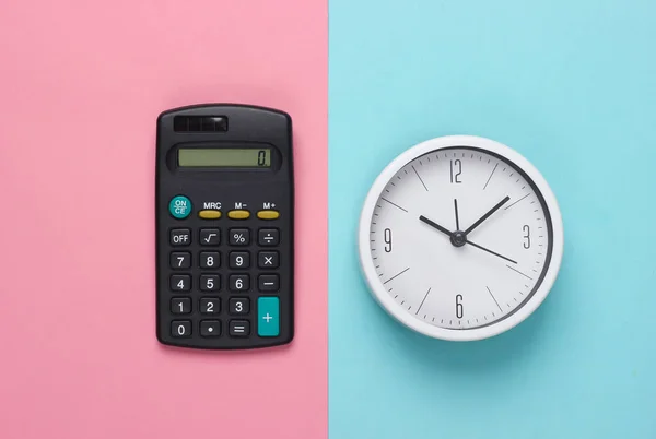 Está Hora Investir Relógio Branco Calculadora Fundo Rosa Azul Tiro — Fotografia de Stock