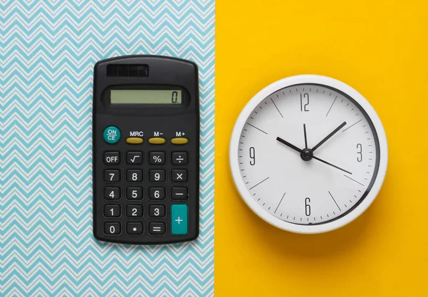 Czas Zainwestować Biały Zegar Kalkulator Żółtym Tle Minimalistyczne Ujęcie Studyjne — Zdjęcie stockowe