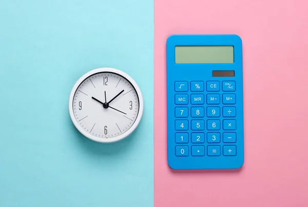 Relógio Branco Calculadora Fundo Rosa Azul Tiro Estúdio Minimalista Vista — Fotografia de Stock