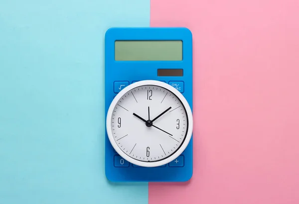 Relógio Branco Calculadora Fundo Rosa Azul Tiro Estúdio Minimalista Vista — Fotografia de Stock