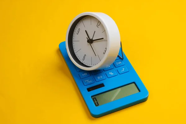 Relógio Branco Calculadora Fundo Amarelo Estúdio Minimalista Tiro — Fotografia de Stock