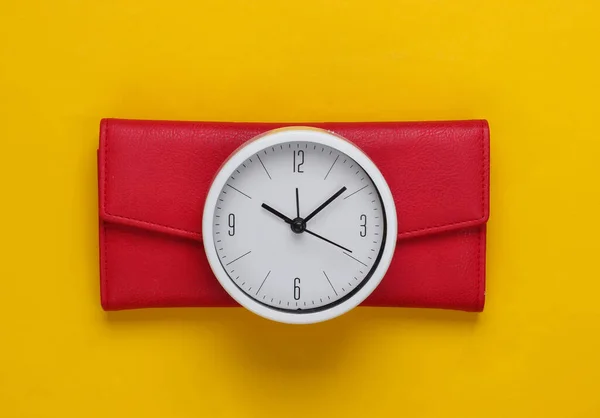 Está Hora Ganhar Dinheiro Relógio Branco Carteira Fundo Amarelo Tiro — Fotografia de Stock