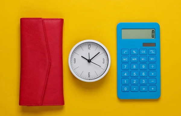Hora Ganar Dinero Reloj Blanco Billetera Calculadora Sobre Fondo Amarillo — Foto de Stock