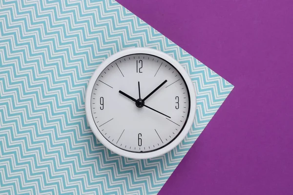 Reloj Blanco Sobre Fondo Azul Púrpura Rodaje Minimalista Vista Superior — Foto de Stock