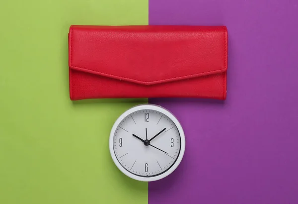Czas Zarobić Pieniądze Biały Zegar Czerwony Portfel Zielonym Fioletowym Tle — Zdjęcie stockowe