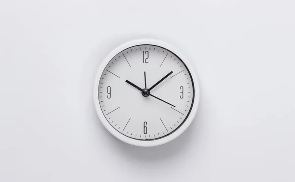 Biały Zegar Białym Tle Minimalistyczne Ujęcie Studyjne Widok Góry — Zdjęcie stockowe
