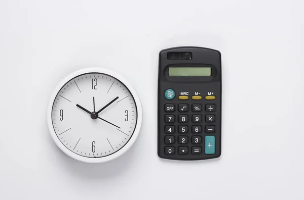 Weiße Uhr Und Taschenrechner Auf Weißem Hintergrund Minimalistische Studioaufnahmen Ansicht — Stockfoto