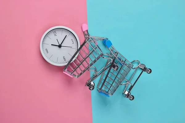 Čas Nakupovat Vozíky Supermarketu Hodinami Růžovém Modrém Pozadí Minimalismus Horní — Stock fotografie