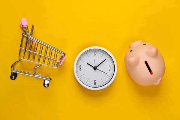 Hora Comprar Carro Supermercado Con Alcancía Reloj Sobre Fondo Amarillo —  Fotos de Stock