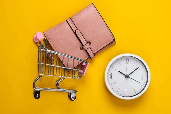 Ώρα Για Ψώνια Τρόλεϊ Σούπερ Μάρκετ Πορτοφόλι Ρολόι Κίτρινο Φόντο — Φωτογραφία Αρχείου