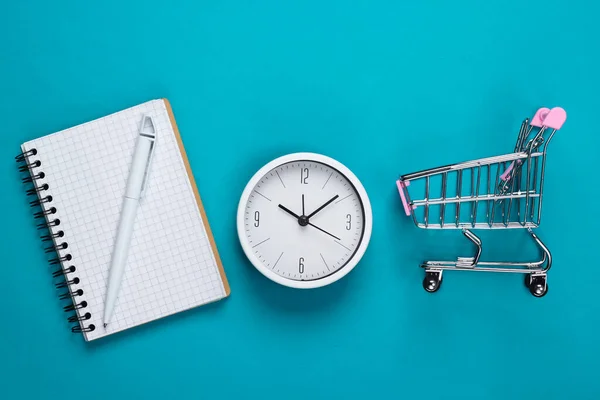 Hora Comprar Lista Compras Carro Supermercado Con Reloj Cuaderno Sobre —  Fotos de Stock