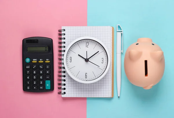 Está Hora Investir Relógio Branco Notebook Mealheiro Calculadora Sobre Fundo — Fotografia de Stock