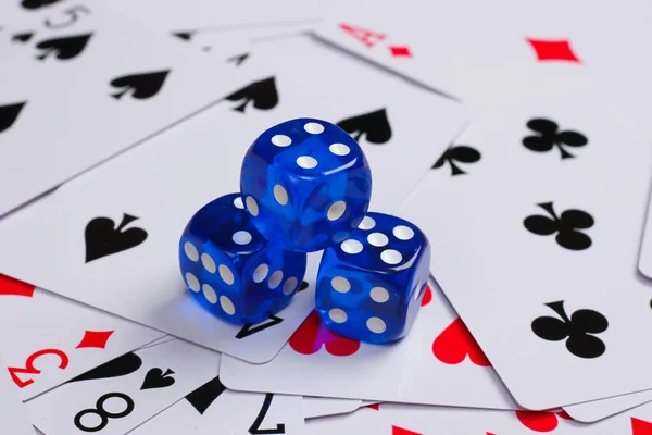 トランプでダイス 中毒ゲーム ポーカー カジノ — ストック写真