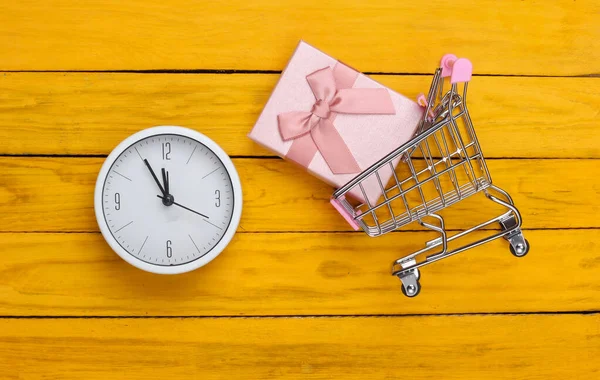 Natale Shopping Capodanno Carrello Mini Supermercato Con Confezione Regalo Orologio — Foto Stock