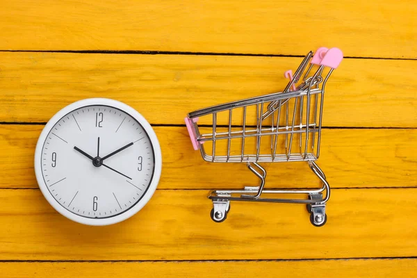 Alışveriş Zamanı Sarı Ahşap Arka Planda Saati Olan Süpermarket Arabası — Stok fotoğraf