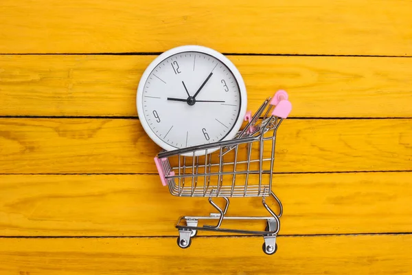 Temps Shopping Chariot Supermarché Avec Horloge Sur Fond Bois Jaune — Photo