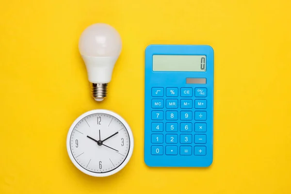 Uhr Mit Glühbirne Taschenrechner Auf Gelbem Hintergrund Minimalismus Ansicht Von — Stockfoto