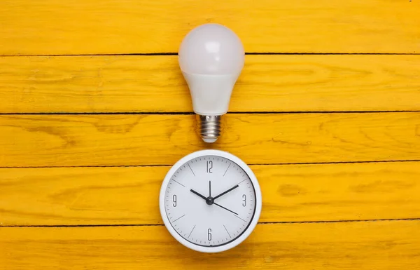 Reloj Con Bombilla Sobre Fondo Amarillo Madera Tengo Una Idea — Foto de Stock