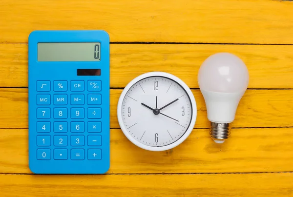 Reloj Con Bombilla Calculadora Sobre Fondo Madera Amarillo Minimalismo Vista — Foto de Stock