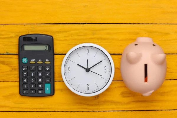 Está Hora Investir Relógio Branco Calculadora Porquinho Fundo Madeira Amarelo — Fotografia de Stock