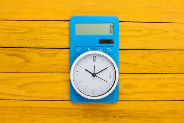 Relógio Branco Calculadora Sobre Fundo Madeira Amarelo Tiro Estúdio Minimalista — Fotografia de Stock