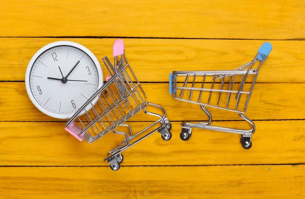 Tempo Shopping Orologio Dei Carrelli Del Supermercato Uno Sfondo Legno — Foto Stock