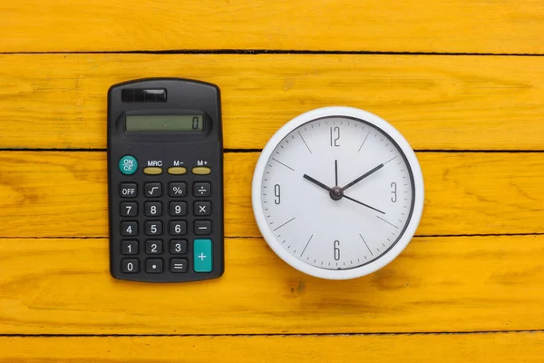 Relógio Branco Calculadora Sobre Fundo Madeira Amarelo Tiro Estúdio Minimalista — Fotografia de Stock