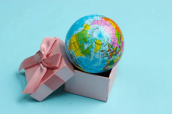 Globe Dans Une Boîte Cadeau Sur Fond Bleu — Photo