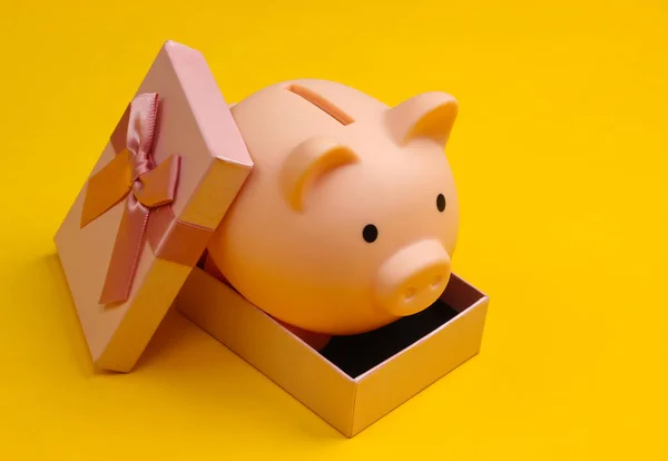 Piggy Bank Pudełku Żółtym Tle — Zdjęcie stockowe
