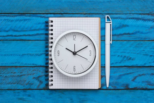 Relógio Branco Notebook Sobre Fundo Madeira Azul Tiro Estúdio Minimalista — Fotografia de Stock