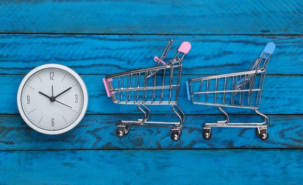 Tempo Shopping Carrelli Supermercato Con Orologio Sfondo Blu Legno Minimalismo — Foto Stock