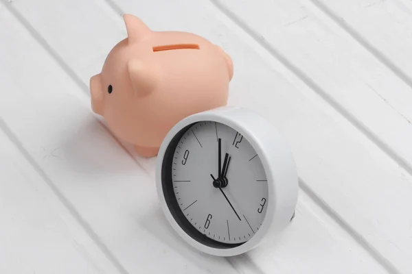 Está Hora Investir Relógio Branco Porquinho Banco Fundo Madeira Branco — Fotografia de Stock