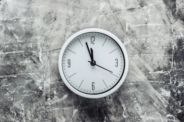 Horloge Blanche Sur Fond Béton Gris Temps Enfuit Vue Dessus — Photo