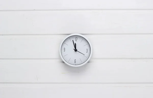 White Clock White Wooden Background Time Running Away Top View — Stock Photo, Image