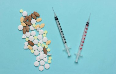 Mavi arka planda haplı şırıngalar